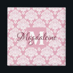 Dusty Ro Rosa Damask Monogram med Namn Magnet<br><div class="desc">Den här söt magneten har ett vitt dammmönster över Dusty Ro eller Rosa bakgrund. Utformningen är personlig med ett första monogram brev och ett anpassade namn. Den här söt feminina mönster gör den till en underbar gåva till vilken kvinna eller flicka som helst.</div>