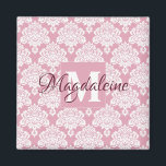 Dusty Ro Rosa Damask Monogram med Namn Magnet<br><div class="desc">Den här söt magneten har ett vitt dammmönster över Dusty Ro eller Rosa bakgrund. Utformningen är personlig med ett första monogram brev och ett anpassade namn. Den här söt feminina mönster gör den till en underbar gåva till vilken kvinna eller flicka som helst.</div>