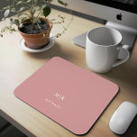 Dusty Ro Rosa | Modern monogram Musmatta<br><div class="desc">Denna moderna muspekare har en dammig bakgrund i ro,  med initialer i fet vit text för ett enkelt och professionell utseende.</div>