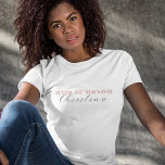 Dusty Rosa Bold Script Calligraphy Maid of honor T Shirt<br><div class="desc">Fira din bachelorette med den här eleganten,  minimalistisk t-shirt,  med fet dammig rosa typografi och elegant calligraphy namn. Lägg enkelt till dina egna uppgifter genom att klicka på alternativet "anpassa".</div>