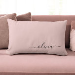 Dusty Rosa Girly Script Monogram Namn Modern Lumbarkudde<br><div class="desc">Dusty Rosa Monogram Lägg till ditt eget ländrygg i Namn. Det gör perfekten söt 16-årsjubileum,  bröllop,  möhippa,  årsdag,  babydusch eller bachelorette-fest för någon som glam lyxen och chic stilar i kärlek.</div>