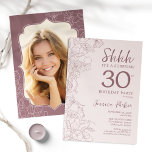 Dusty Rosa Mauve Photo Surprise 30års födelsedag Inbjudningar<br><div class="desc">Blommigt dammig rosa och överraska 30års födelsedag med ditt foto på baksidan av kortet. Trendiget boho har ändå modern femininin design med botaniska accenter och typsnitt för skrivstil. Enkel perfekt för inbjudan-kort i blommigt för en snyggt kvinnlig överraskning i firande. Kan anpassas till vilken ålder som helst. Skrivna Zazzle-inbjudningar eller...</div>
