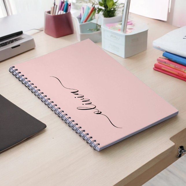  Dusty Rosa Modern Script Girly Monogram Namn Anteckningsbok (Skapare uppladdad)