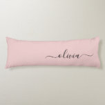 Dusty Rosa Modern Script Girly Monogram Namn Kroppskudde<br><div class="desc">Dusty Rosa Simple Script Monogram Namn Body Pillow. Kudden gör perfekten söt 16 födelsedag,  bröllop,  möhippa,  babydusch eller bachelorette-gåva till någon som dekorerar hennes rum i ro guld.</div>