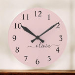 Dusty Rosa Modern Script Girly Monogram Namn Rund Klocka<br><div class="desc">Dusty Rosa Simple Script Monogram Namn Clock. Det gör perfekten söt 16-årsjubileum,  bröllop,  möhippa,  årsdag,  babydusch eller bachelorette-fest för någon som glam lyxen och chic stilar i kärlek.</div>