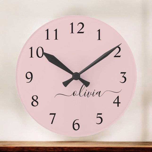  Dusty Rosa Modern Script Girly Monogram Namn Rund Klocka (Skapare uppladdad)