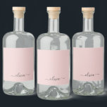 Dusty Rosa Modern Script Girly Monogram Namn Spritflaskor Etikett<br><div class="desc">Dusty Rosa Monogram Namn Liquor (Vodka,  Whiskey,  Gin,  Rum) Flaska-etikett. Det gör perfekten söt 16-årsjubileum,  bröllop,  möhippa,  årsdag,  babydusch eller bachelorette-fest för någon som glam lyxen och chic stilar i kärlek.</div>