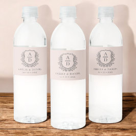 Dusty Rosa Monogram Bröllop Blommigt Vapensköld Vattenflaskor Etikett