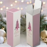 Dusty rosa re Pagoda Julgran, Värdinna gift. Presentask För Vinflaska<br><div class="desc">Dusty rosa red Pagoda Julgran Presentask för Vinflaska Gör dina vin-gåvor till extra speciella med vår Dusty rosa red Pagoda helgdag. Med vår elegant röd pagoda Julgran och det festliga budskapet "God jul, Gott nytt år" kan den här lådan vara personlig med ditt namn och skapar den till en tankfull...</div>