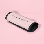Dusty Rosa Simple Girly Monogram Namn Handtagsskydd<br><div class="desc">Dusty Rosa Simple Script Monogram Namn Luggage Handle Wrap. Det gör perfekt studenten,  söt 16-årsdag,  bröllop,  möhippa,  årsdag,  babydusch eller bachelorette-fest till någon som kärlek glam lyx och chic stilar.</div>