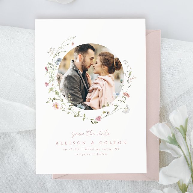 Dusty Rosa Wildblomr Rustic Boho Couppes foto Spara Datumet (Dusty Pink Wildflower Rustic Boho Couple's photo Save The Date)