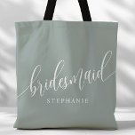 Dusty Sage Bridesmaid Modern Script Tygkasse<br><div class="desc">Visa din uppskattning för brudens sida med den här snyggt dammiga grönten brud till väskan. Den här väskan är både praktisk och elegant med dagens skript och anpassade med ditt brudgumms namn. Den mjuka utformningen av färg och chic gör det till en perfekt att bära med sig bröllopsdagar eller vardagsföremål....</div>