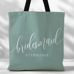Dusty Teal Bridesmaid Modern Script Tygkasse<br><div class="desc">Visa din uppskattning för brudens sida med den här snyggten, dammiga tealmutor i väskan. Den här väskan är både praktisk och elegant med dagens skript och anpassade med ditt brudgumms namn. Den mjuka utformningen av färg och chic gör det till en perfekt att bära med sig bröllopsdagar eller vardagsföremål. Den...</div>