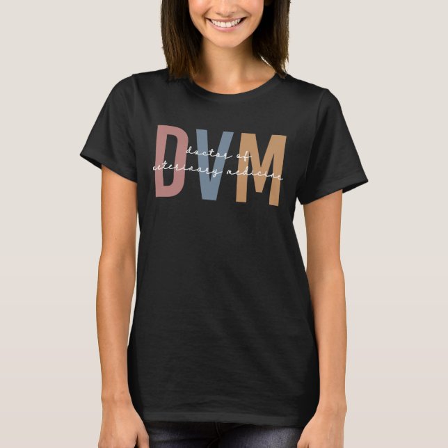DVM Doktor of Veterinary Medicine Gifts T Shirt (Framsida)