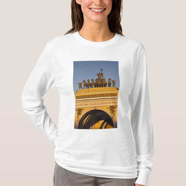 Dvortsovaya Square, Triumphal Arch, sunset Tee Shirt (Framsida)