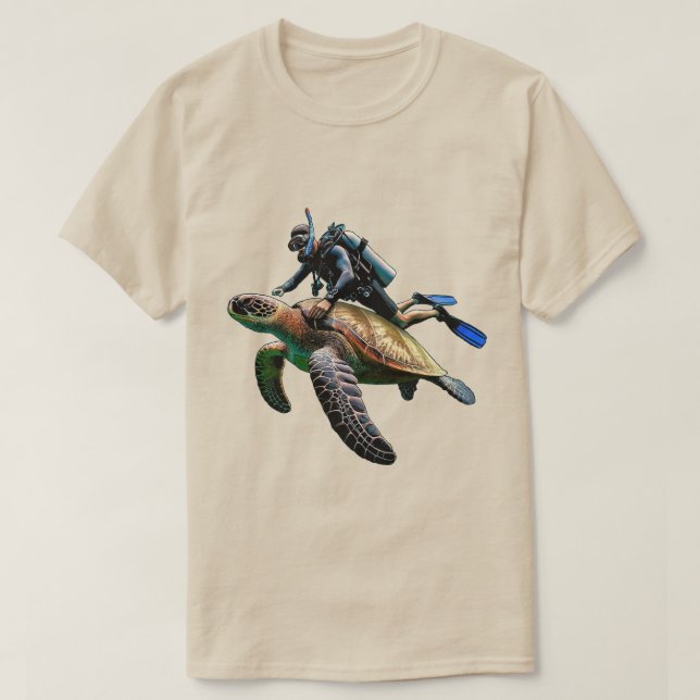 Dyka Diver Swimming med Big Turtle URM T Shirt (Design framsida)