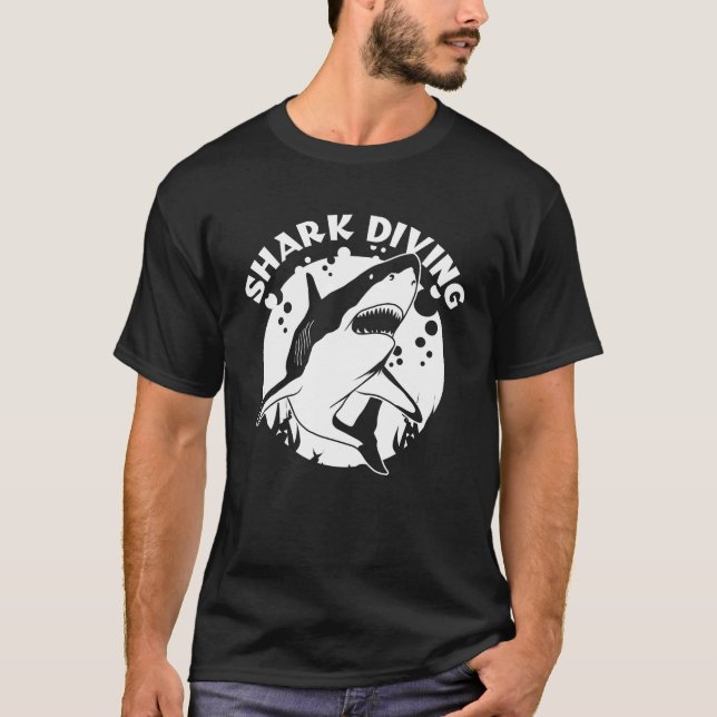 Dyka med hajar t shirt (Framsida)