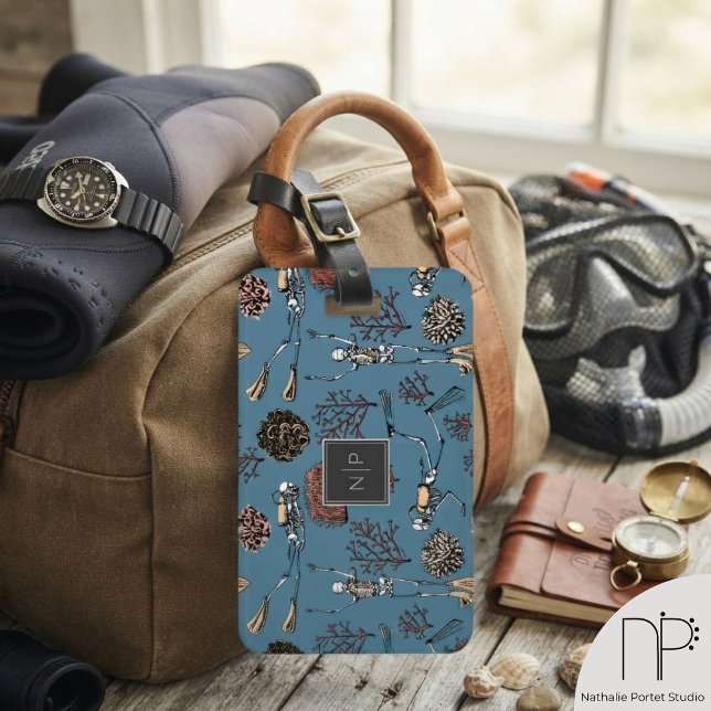 Dykare skelett korall monogram bagagetikett bagagebricka (Scuba Diver Skeleton Coral Monogram Luggage Tag featuring hand drawn ocean art and custom initials)