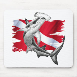 Dykflagga med hammerheadhaj-dykare besegrar musmatta