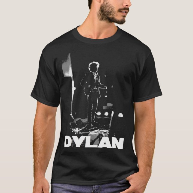 dylan on black Essential T-Shirt (Framsida)