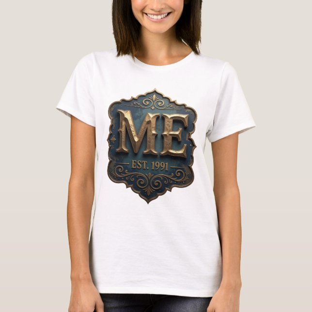 Dynamic Gold ME EST 1991 Statement Design T Shirt (Framsida)