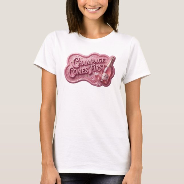 Dynamisk Rosa CHAMPAGNE KOMMER FÖRST Citat T-shirt (Framsida)