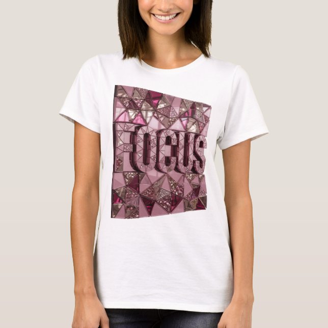 Dynamisk Rosa FOKUS Textdesign T Shirt (Framsida)