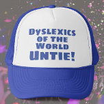 Dyslexia-tema Keps<br><div class="desc">Dyslexia humor med frasen "Dyslexics of the world untie!"</div>
