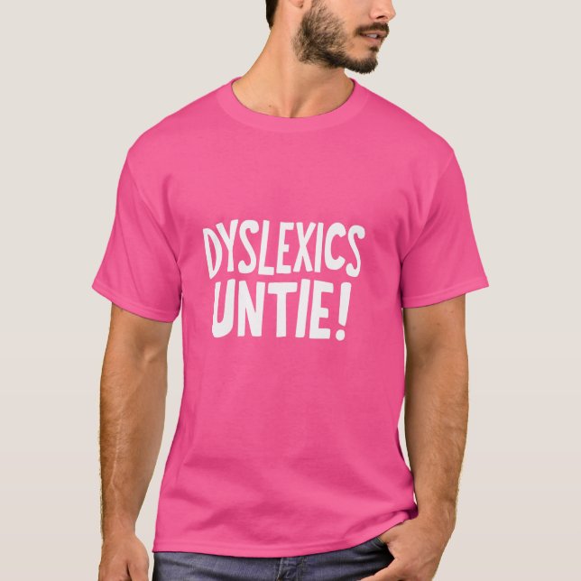 Dyslexics Untie! Funny Dyslexia som övervinner Hum T Shirt (Framsida)