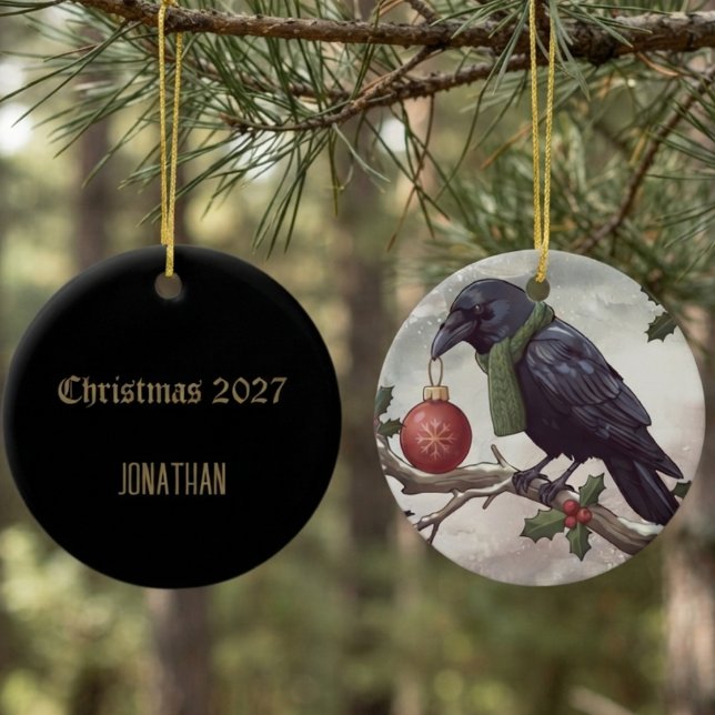 Dyster gotisk vinter julkorp julgransprydnad keramik (Ceramic raven ornament with green scarf for dark academia fans during winter holidays.)