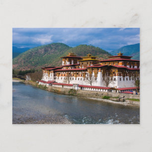Dzong-byggnad vid flod vykort