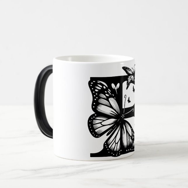 E Alphabet black butterfly Magisk Mugg (Framsida vänster)