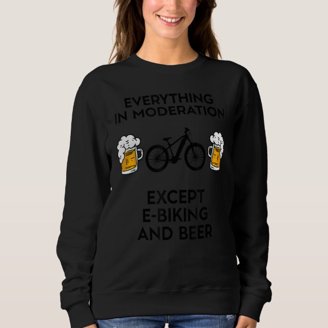 E Bike Bikes Electric e Biking MTB Biker and Beer T Shirt (Framsida)