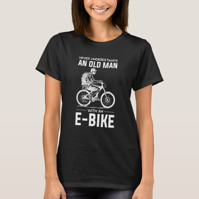 E bike Grandpa never Underestimate an old man on a T Shirt (Framsida)
