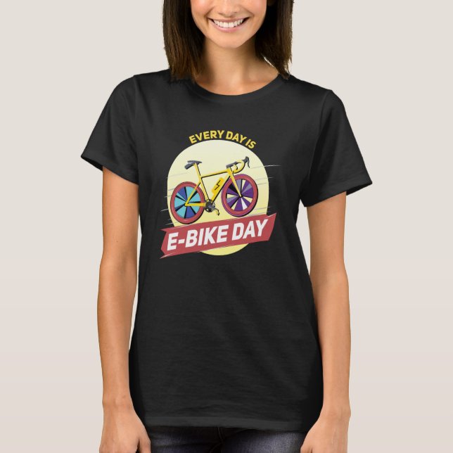 E Biker Riding my E Bike Varje dag E Biking T Shirt (Framsida)
