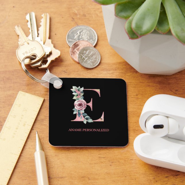 E Blommigt Monogram Namn Brev Rosa Agate Keychain  Nyckelring (Skrivbord)