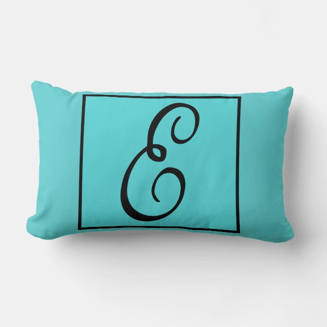 E INITIAL PILLOW - Brev E on Aqua Background Lumbarkudde (Framsida)