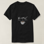 E=MC² Kaffe, del T-Shirt - Energi = Mjölk × Coff<br><div class="desc">Omdefiniera energin med denna giftiga svarta T-shirt som sätter en koffeinfri spin på Einsteins ikonekvation. Med den humoristiska formuleringen "E = MC² (Energi = Mjölk × Kaffe²)" och en illustration av ångande kaffe kopp, är denna utformning perfekt för vetenskapliga kök, kaffe älskare, och alla som vet att den verkliga kraften...</div>