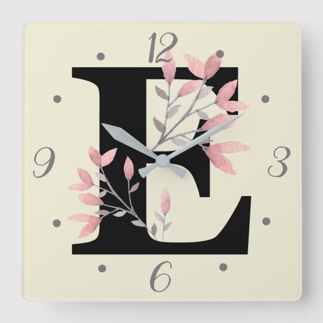 E Monogram med rosa blommotiv Fyrkantig Klocka (Framsida)