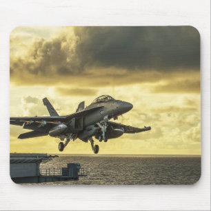 Ea18g growler fighter jet avfyrar bärare musmatta