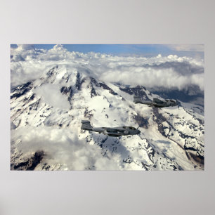 EA--6Bperson som stryker omkring och Mount Rainier Poster
