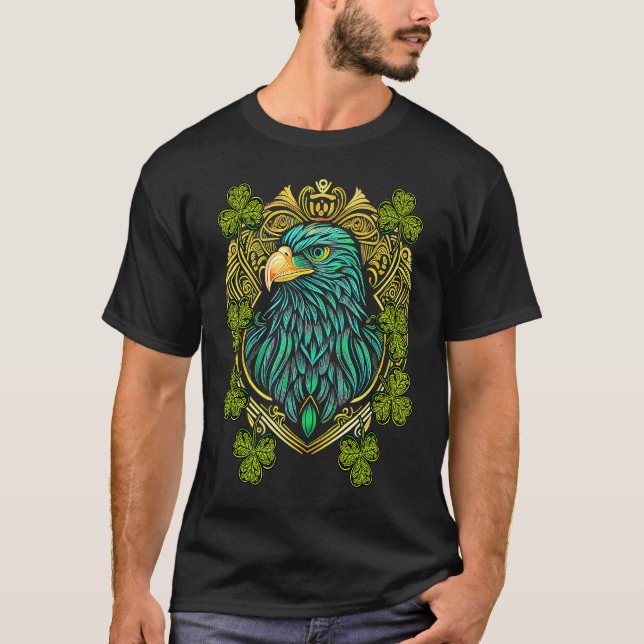 Eagle Face Head Mandala Irish Shamrock C St Patric T Shirt (Framsida)