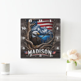 Eagle Nestled Amidst Mountains och American Flagga Fyrkantig Klocka