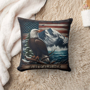Eagle står stolt över berget och Flagga Kudde