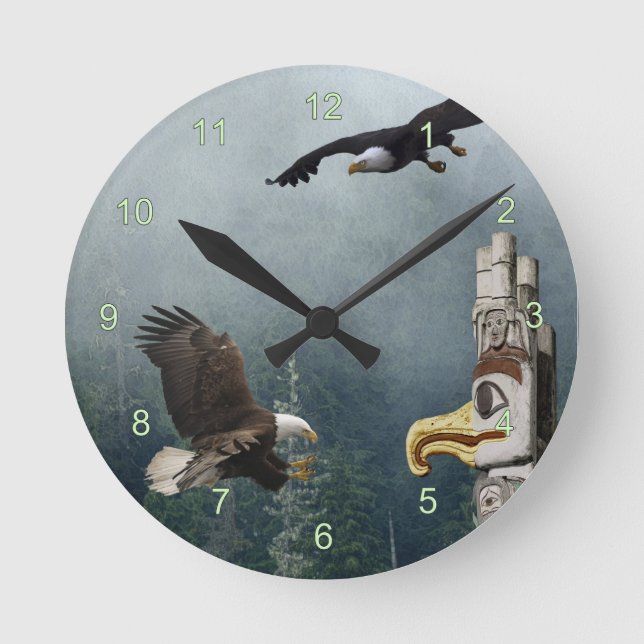 Eagles, Totem Pole & Forest Fantasy Art Clock Rund Klocka (Framsida)