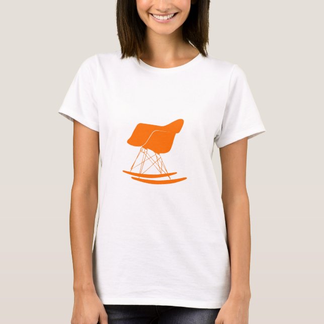 Eames vippastol i orange t-shirt (Framsida)