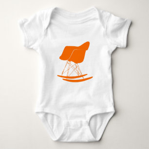 Eames vippastol i orange tröja