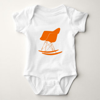 Eames vippastol i orange tröja