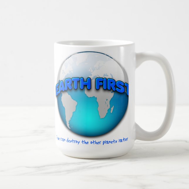 Earth First Funny Mug - ser förvrängd ut i piken. Kaffemugg (Höger)