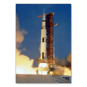 Earth Shakes as Saturn V Blazes Skyward till Måne Bordsnummer